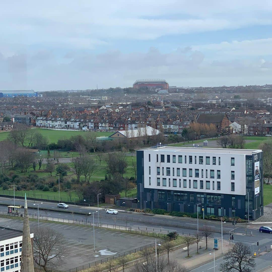 ターニャ・テイトさんのインスタグラム写真 - (ターニャ・テイトInstagram)「Delicious Sunday roast @14barandgrill in Bootle. What a lovely restaurant. The views I could see covered Liverpool city center, @liverpoolfc stadium, river mersey, new Brighton, Litherland, seaforth docks and more. It was a bit windy up there on the rooftop terrace. Might come back another day before I leave to go back to Los Angeles. Thanks to the chef for some lovely food.  #14barandgrill #bootle  #sundayroast #chickendinner」2月24日 8時12分 - tanyatate