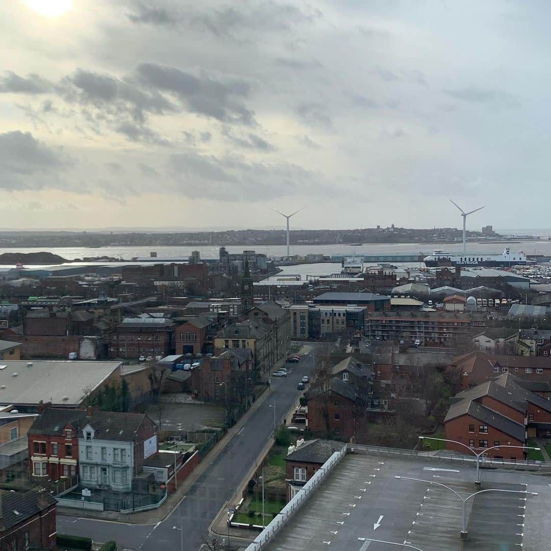 ターニャ・テイトさんのインスタグラム写真 - (ターニャ・テイトInstagram)「Delicious Sunday roast @14barandgrill in Bootle. What a lovely restaurant. The views I could see covered Liverpool city center, @liverpoolfc stadium, river mersey, new Brighton, Litherland, seaforth docks and more. It was a bit windy up there on the rooftop terrace. Might come back another day before I leave to go back to Los Angeles. Thanks to the chef for some lovely food.  #14barandgrill #bootle  #sundayroast #chickendinner」2月24日 8時12分 - tanyatate