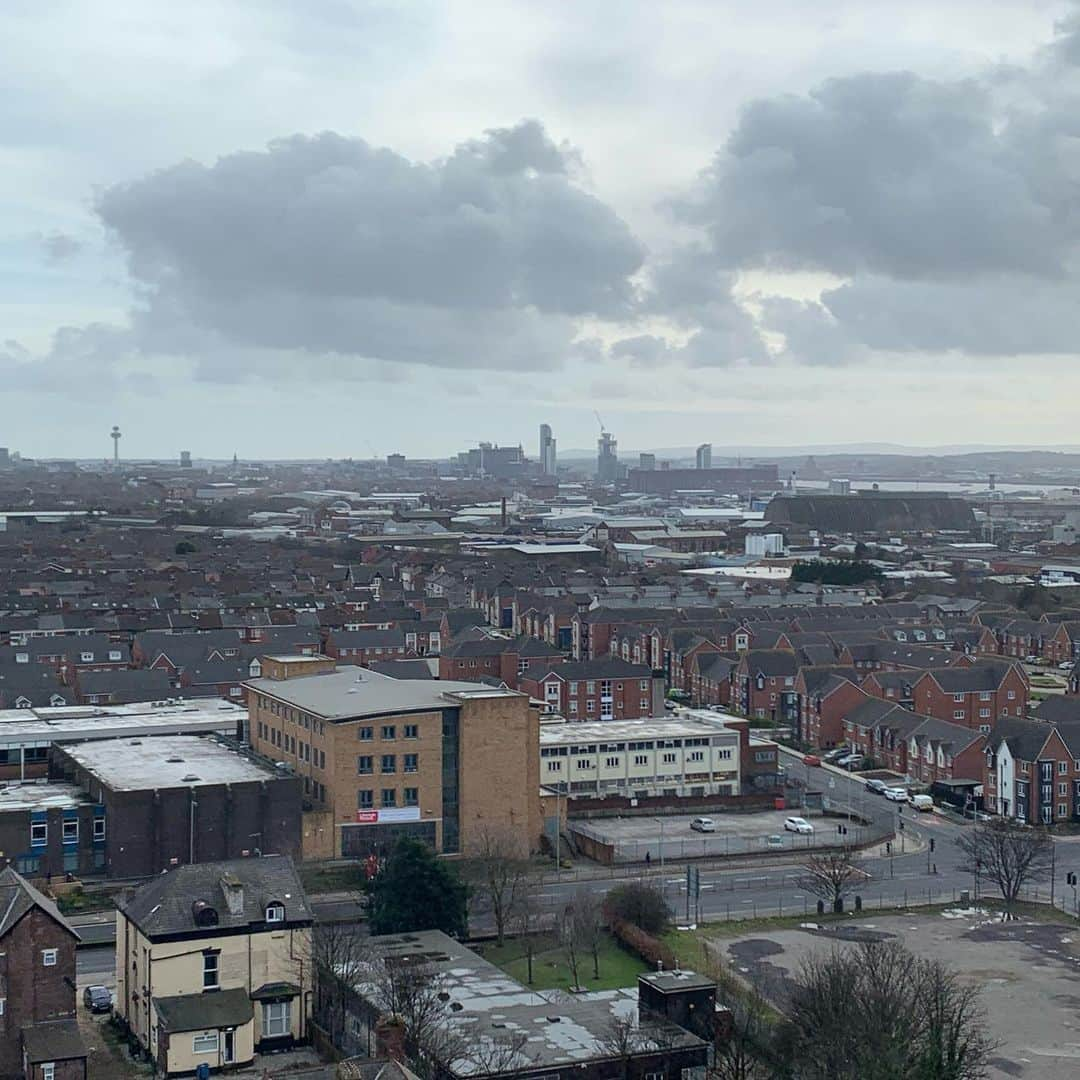 ターニャ・テイトさんのインスタグラム写真 - (ターニャ・テイトInstagram)「Delicious Sunday roast @14barandgrill in Bootle. What a lovely restaurant. The views I could see covered Liverpool city center, @liverpoolfc stadium, river mersey, new Brighton, Litherland, seaforth docks and more. It was a bit windy up there on the rooftop terrace. Might come back another day before I leave to go back to Los Angeles. Thanks to the chef for some lovely food.  #14barandgrill #bootle  #sundayroast #chickendinner」2月24日 8時12分 - tanyatate