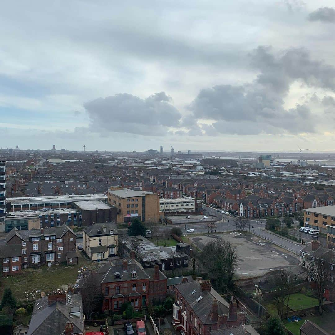 ターニャ・テイトさんのインスタグラム写真 - (ターニャ・テイトInstagram)「Delicious Sunday roast @14barandgrill in Bootle. What a lovely restaurant. The views I could see covered Liverpool city center, @liverpoolfc stadium, river mersey, new Brighton, Litherland, seaforth docks and more. It was a bit windy up there on the rooftop terrace. Might come back another day before I leave to go back to Los Angeles. Thanks to the chef for some lovely food.  #14barandgrill #bootle  #sundayroast #chickendinner」2月24日 8時12分 - tanyatate