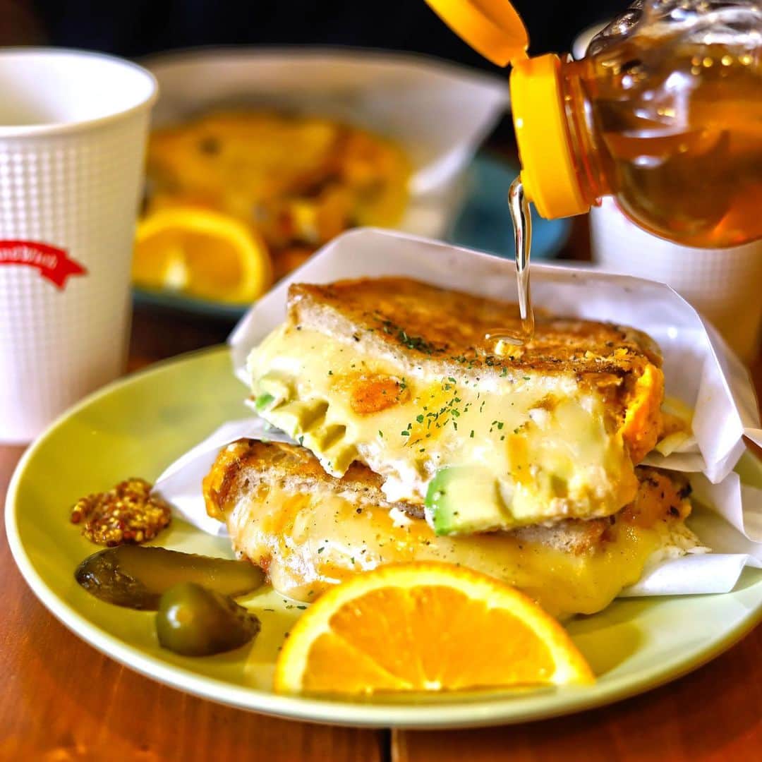 きょん。さんのインスタグラム写真 - (きょん。Instagram)「. .  Hi SandWich @hi.sandwich  ツナメルトの 破壊力もさることながら ツナメルトを 作り上げた そもそもの鉄板そのものが 美味しそうという 美味空間に感服。  #HiSandWich #sanwich#osaka#cheese」2月24日 8時19分 - kyon_tokiiro