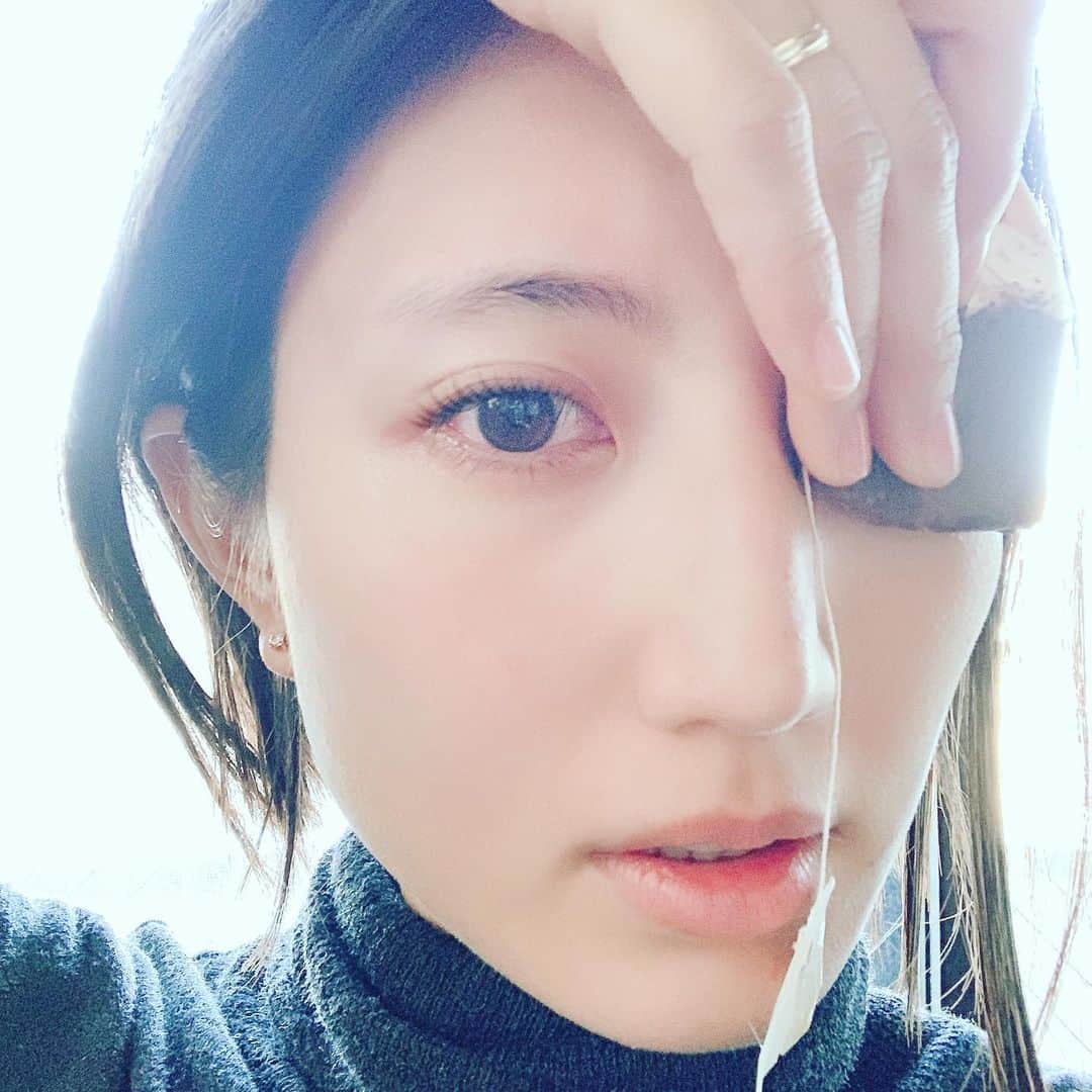 望月一花のインスタグラム：「花粉症の同志達へ 目がかゆくてかゆくてどーしようもない時 紅茶パックが凄く効くのでオススメです❣️ ・ 紅茶飲んだ後のティーパック（出来ればオーガニックで無染色パックを使ってるもの、無ければ普通のでも）を、目に当てるだけ❣️ 気がすむまでパックしてください。 痒みが和らぎますよ〜😘 嘘のような本当のお手当て、おためしあれ❣️ ・ 目をゴシゴシこすると、まつげ切れるし目の皮膚たるむし良いことなし！ 優しくパックして慈しんであげましょうね💖 ・ #自然療法 #オーガニック #花粉症対策」