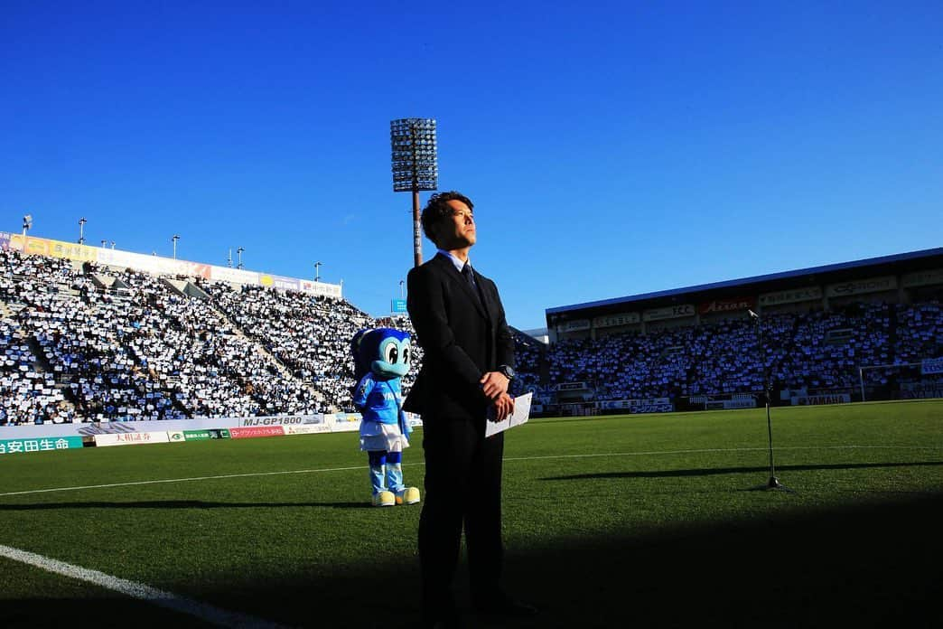 太田吉彰さんのインスタグラム写真 - (太田吉彰Instagram)「試合に勝ってくれた選手達 最高の雰囲気をつくってくれたサポーターのみなさん セレモニーに携わってくれた全ての人に感謝します！ 素晴らしい　セレモニーをありがとうございました‼️ ジュビロ磐田のアドバイザーとして　今後もチームの力になれるよう努力していきます‼️ #jubilo #ジュビロ磐田 #アドバイザー#ベガルタ仙台 #引退セレモニー #最高のセレモニー #ありがとうございました」2月24日 8時22分 - yoshiakiohta09