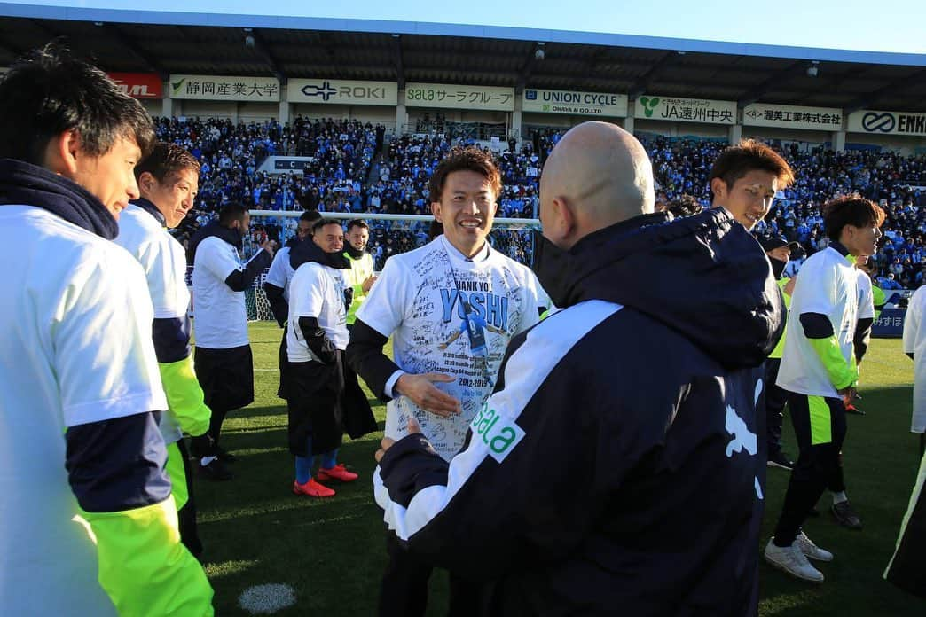 太田吉彰さんのインスタグラム写真 - (太田吉彰Instagram)「試合に勝ってくれた選手達 最高の雰囲気をつくってくれたサポーターのみなさん セレモニーに携わってくれた全ての人に感謝します！ 素晴らしい　セレモニーをありがとうございました‼️ ジュビロ磐田のアドバイザーとして　今後もチームの力になれるよう努力していきます‼️ #jubilo #ジュビロ磐田 #アドバイザー#ベガルタ仙台 #引退セレモニー #最高のセレモニー #ありがとうございました」2月24日 8時22分 - yoshiakiohta09