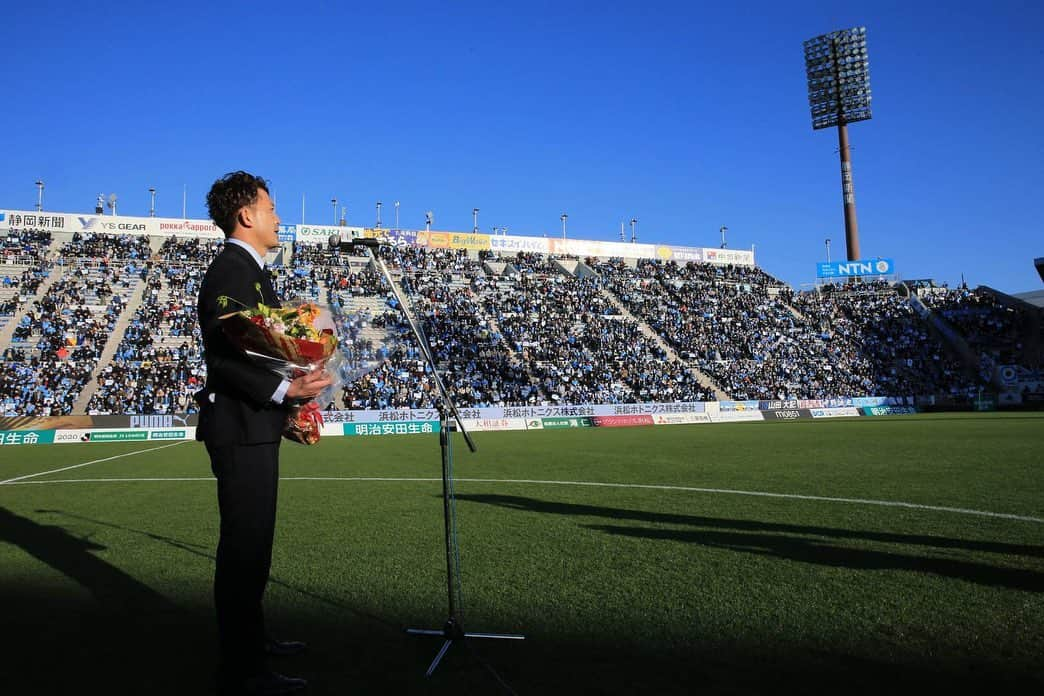 太田吉彰さんのインスタグラム写真 - (太田吉彰Instagram)「試合に勝ってくれた選手達 最高の雰囲気をつくってくれたサポーターのみなさん セレモニーに携わってくれた全ての人に感謝します！ 素晴らしい　セレモニーをありがとうございました‼️ ジュビロ磐田のアドバイザーとして　今後もチームの力になれるよう努力していきます‼️ #jubilo #ジュビロ磐田 #アドバイザー#ベガルタ仙台 #引退セレモニー #最高のセレモニー #ありがとうございました」2月24日 8時22分 - yoshiakiohta09