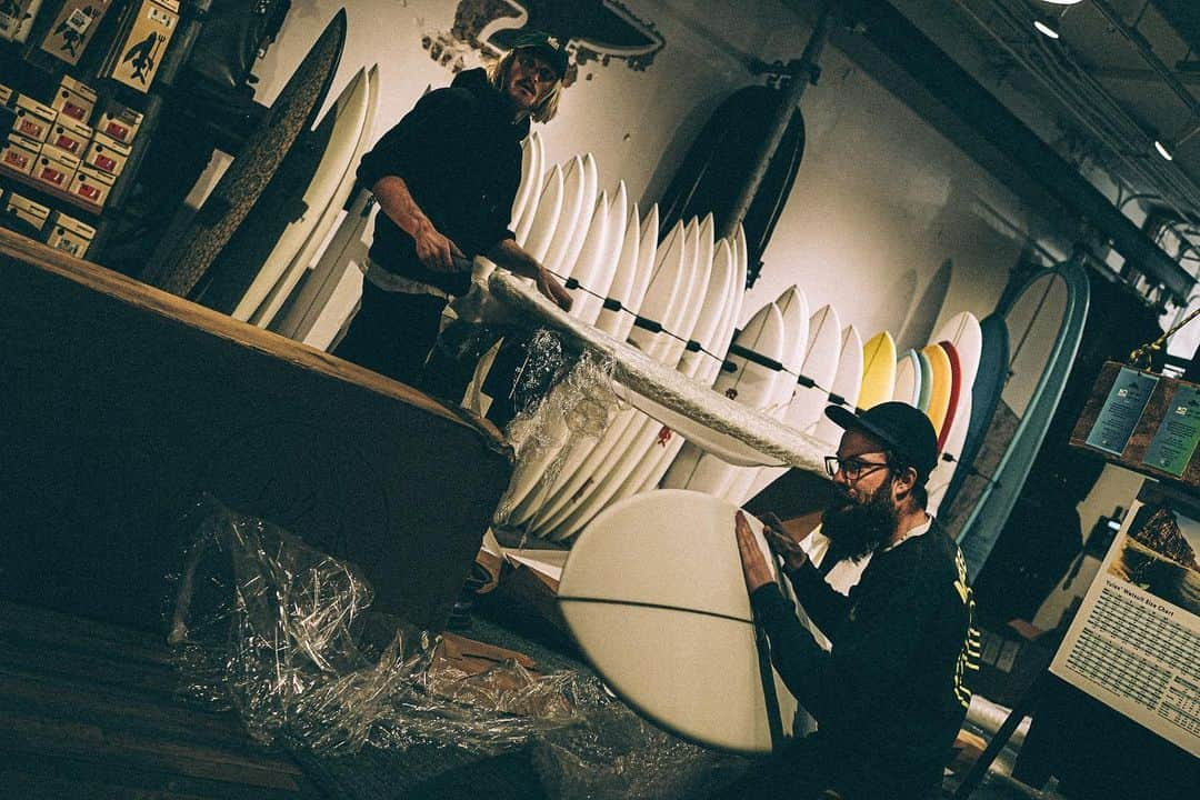 ダニエル・ノリスのインスタグラム：「These two guys have been spreading the stoke in the northeast for some time now. Always good to see them at  @patagoniabowery whenever I’m in town playing ball. Here they are unboxing a shipment of some new boards in the back of the shop - from the archives.」