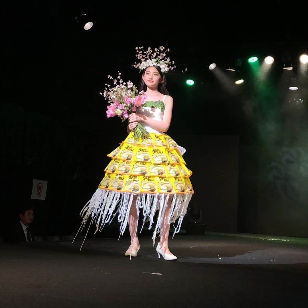 Ayamiさんのインスタグラム写真 - (AyamiInstagram)「. #専門学校九州スクールオブビジネス さんのフラワーショーに出演させていただきました この衣装は福岡をイメージしてつくられていて、スカートが#うまかっちゃん でできているんです！発想がすごいですよね . . #ハウス食品  #flowershow #フラワーショー #ショー #adachifes #モデル#ショーモデル  #OFFICENOIR #キッズモデル #子役 #js6 #小学6年生#かわいい #福岡モデル事務所#福岡#モデル事務所#おしゃれ#ロングヘア#ティーンモデル#jsモデル #jsガール#Instafashion#instagood #kidsmodel#model #MOLDIV#follwme#ksb」2月24日 8時35分 - ayami__0629