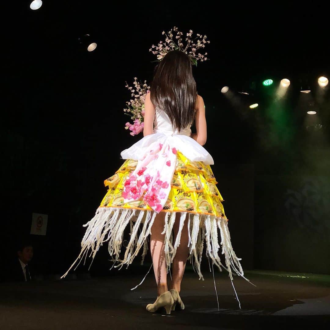 Ayamiさんのインスタグラム写真 - (AyamiInstagram)「. #専門学校九州スクールオブビジネス さんのフラワーショーに出演させていただきました この衣装は福岡をイメージしてつくられていて、スカートが#うまかっちゃん でできているんです！発想がすごいですよね . . #ハウス食品  #flowershow #フラワーショー #ショー #adachifes #モデル#ショーモデル  #OFFICENOIR #キッズモデル #子役 #js6 #小学6年生#かわいい #福岡モデル事務所#福岡#モデル事務所#おしゃれ#ロングヘア#ティーンモデル#jsモデル #jsガール#Instafashion#instagood #kidsmodel#model #MOLDIV#follwme#ksb」2月24日 8時35分 - ayami__0629
