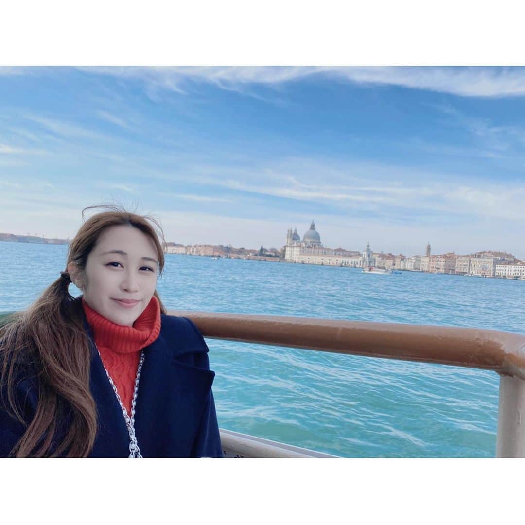 のインスタグラム：「#ここまるの旅日誌 #Venezia #venice  16.feb.2020 とっても良いお天気で 青い海がとれました💓  教会とか #ドゥカーレ宮殿 とか色々観光💓  初めての土地に わくわく((o(｡>ω<｡)o)) でちた。  ピザが美味しすぎた〜🇮🇹🍕 可愛い運河の写真はまた今度✊」
