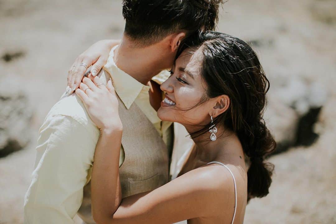 のインスタグラム：「近づく近づく結婚式。 Hawaiiの時に比べるとやっぱりやることは多くて、まだまだてんてこまいだけど来てくれる方のために、すこしずつ少しずつ前進して理想の結婚式ができるようにしたい❤️ 無駄なこだわりのせいで時間ないけど、 時間なんて自分で作れる。 大好きな人たちのために、 大好きな人とがんばる❤️ photo by @jasondengphoto  #weddingparty#wedding#party#hawaii#japan#yokohama#weddinghairstyles#weddingdress#happy#love#結婚式#結婚式準備#ハワイ#日本#ウェディング#ウェディングドレス#ウェディングメイク#大好きな人のために」
