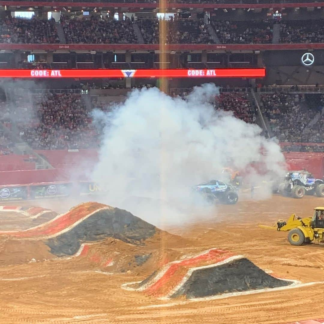 ブラッド・グザンさんのインスタグラム写真 - (ブラッド・グザンInstagram)「Monster Jam!! Loved every minute of it! @monsterjam」2月24日 8時50分 - bguzan