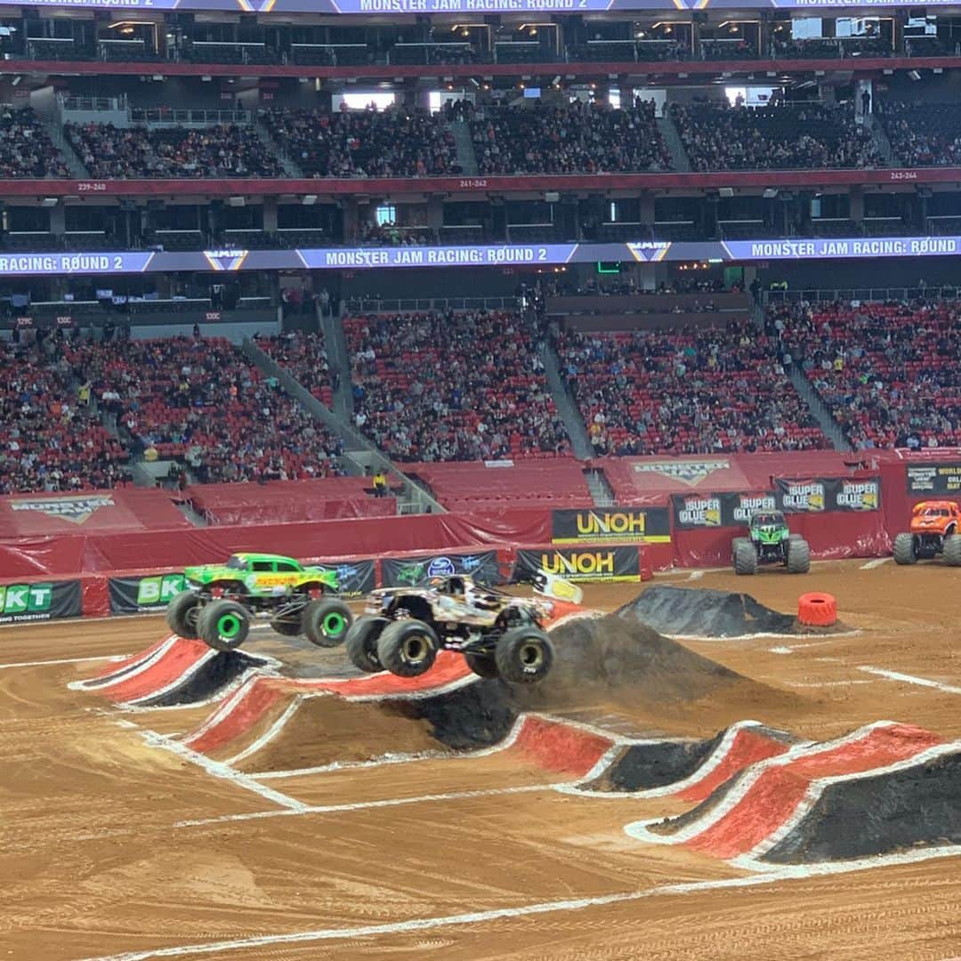 ブラッド・グザンさんのインスタグラム写真 - (ブラッド・グザンInstagram)「Monster Jam!! Loved every minute of it! @monsterjam」2月24日 8時50分 - bguzan