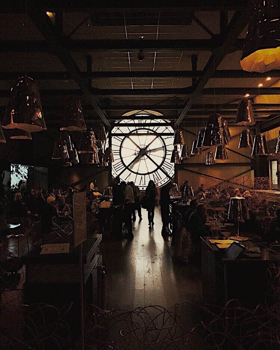 谷山響のインスタグラム：「Musée d’Orsay 🕰 you can feel like you are inside of the clock  時計裏のカフェ」