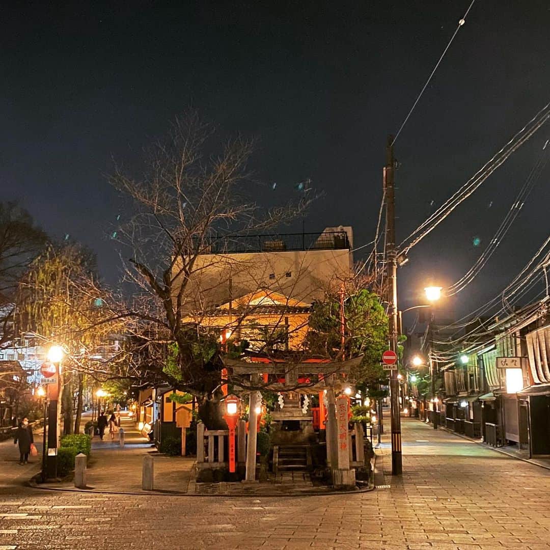 鈴木一真さんのインスタグラム写真 - (鈴木一真Instagram)「やっぱり京都もスゲー⛩ kyoto is one of the most popular destinations in Japan. It's as entertaining as Tokyo but in a different way. It's the cultural and historical heart of the country⚡️ #京都 #清水寺  #二寧坂 #三年坂 #八坂の塔 #八坂神社 #東山 #祇園 #巽神社 #ハードロックカフェ京都 #古都 #世界遺産 #KiyomizuTemple #NinenZaka #SannenZaka #YasakaNoTou #HigashiYama #Gion #YasakaShrine #MinamiZa #TatsumiShrine #HardRockCafeKyoto #Kyoto #WorldHeritage」2月24日 8時47分 - _kazumasuzuki_