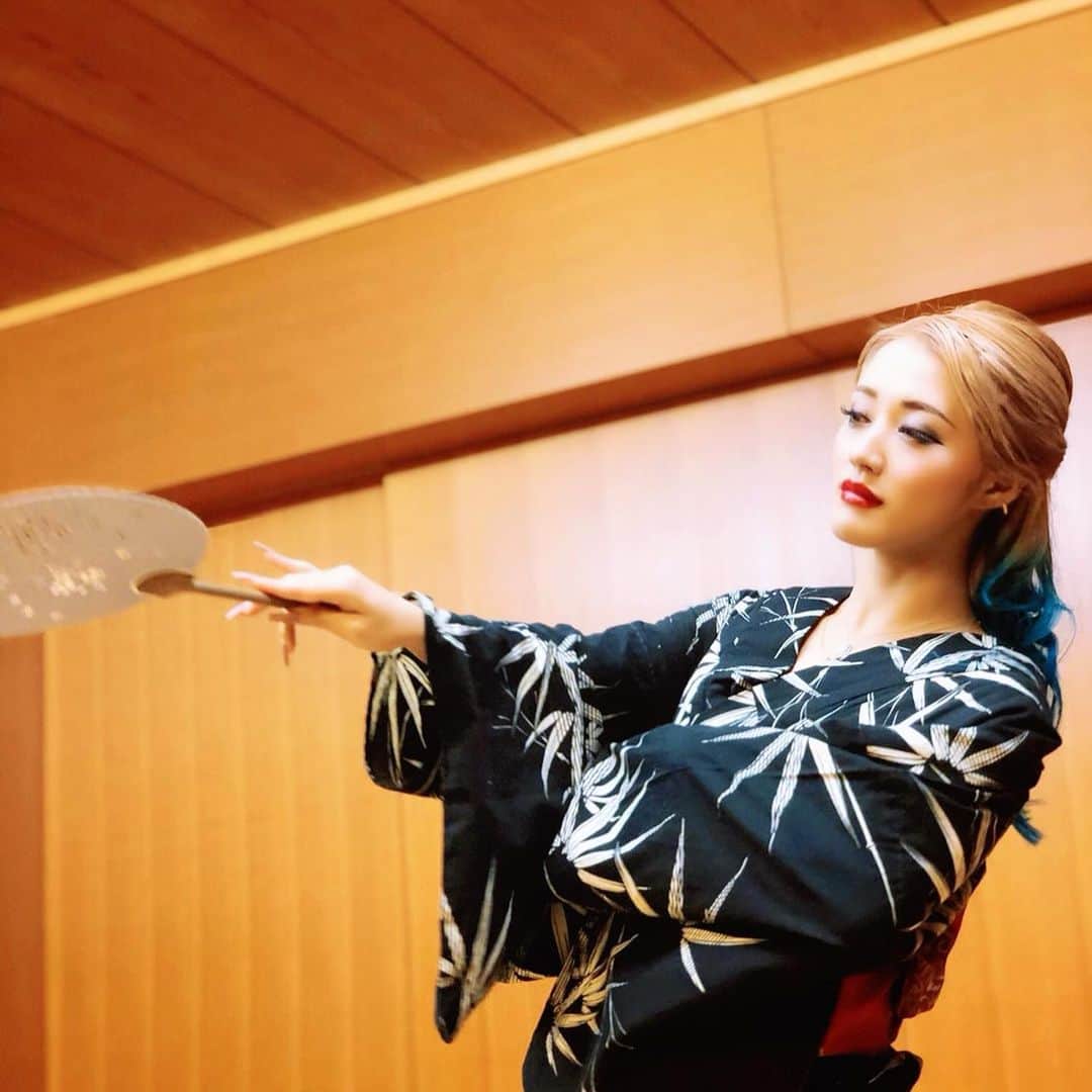 五月千和加さんのインスタグラム写真 - (五月千和加Instagram)「. お稽古日😘✨✨ ハーフアップくるりんぱすると2色が映えて綺麗♥️🥰 . #haircolor #hairstyle #hairsalon #harleyquinn #harleyquinnhair #batman #joker #dc #kimono #japanese #japanesegirl #dancer #japanesedance #日本舞踊　#着物　#浴衣　#ハーレイクイン　#派手髪　#ハーフアップ」2月24日 8時48分 - satsuki_senwaka