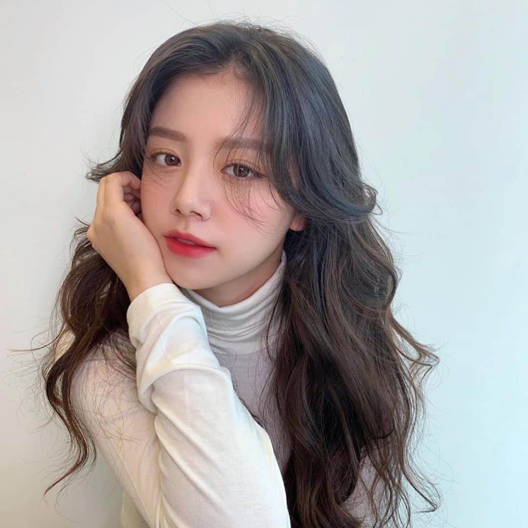 原涼香のインスタグラム：「定番♡『韓国式レイヤーカット🇰🇷』 長めのバングも色っぽくてかわいい💙 ㅤㅤㅤㅤㅤㅤㅤㅤㅤㅤㅤㅤㅤ カットだけでも可愛くさせていただきます✨ ㅤㅤㅤㅤㅤㅤㅤㅤㅤㅤㅤㅤㅤ」