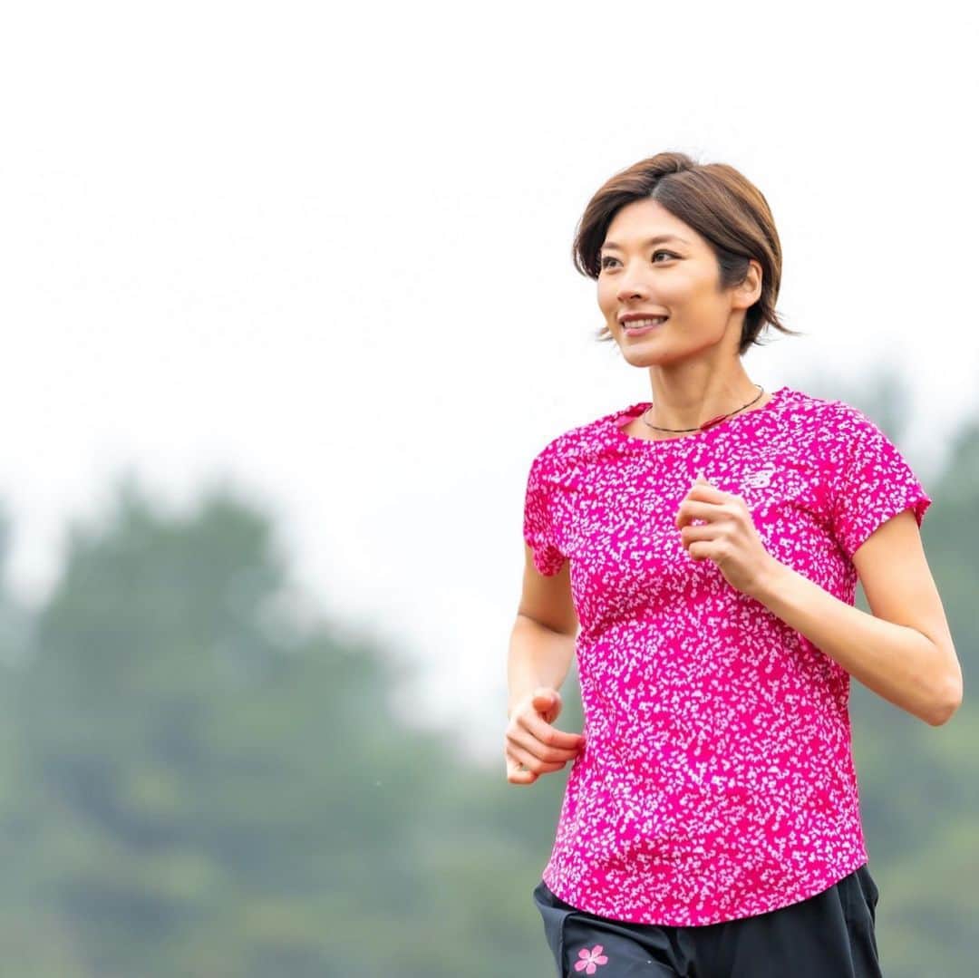 西谷綾子のインスタグラム：「✴︎ このウェアは🌸 日本を代表する花「桜」をモチーフに、 ランナーの強さ・美しさをデザインにこめたそうです🥰🌟 NBHPより♡ 📸 しらぴょん🌟Thank you @shirapyonsports . ・ 桜が咲き始めましたね🌸 癒されるーー☺️☺️❣️ #newbalance #sakurapack  #NBrunningambassador」