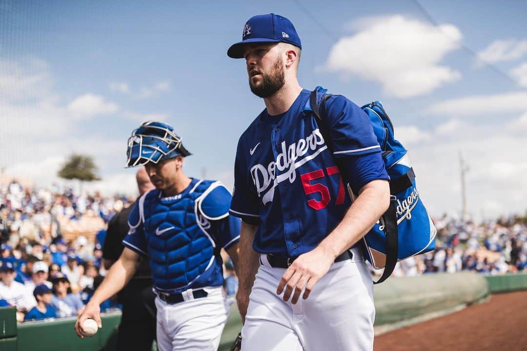 アレックス・ウッドのインスタグラム：「There’s a lot of things I’m excited about being back in LA. Right at the top of the list is getting to throw to this guy again. #magician」