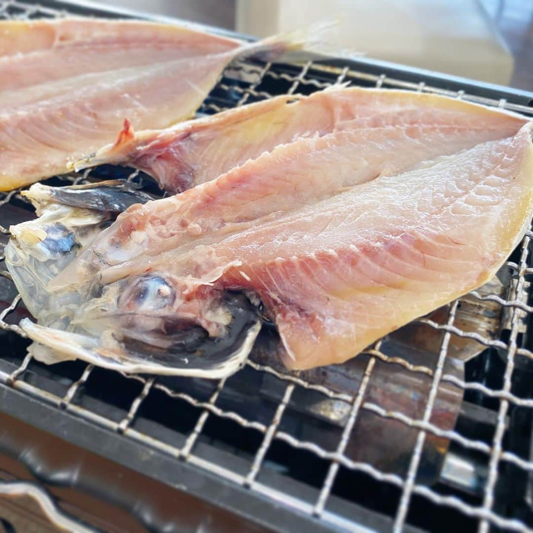 中倉隆道さんのインスタグラム写真 - (中倉隆道Instagram)「. 浜焼き朝ごはん🐟 . やっぱ千葉に来たら浜焼き♬ アジの干物めちゃくちゃウマウマ！😋💕 . 白米がすすんじゃう♬ . . 今日も笑顔でいきまっしょい♬😊✨ . #千葉 #浜焼き #アジの干物 #朝ごはん」2月24日 9時15分 - ryudo.tokyo