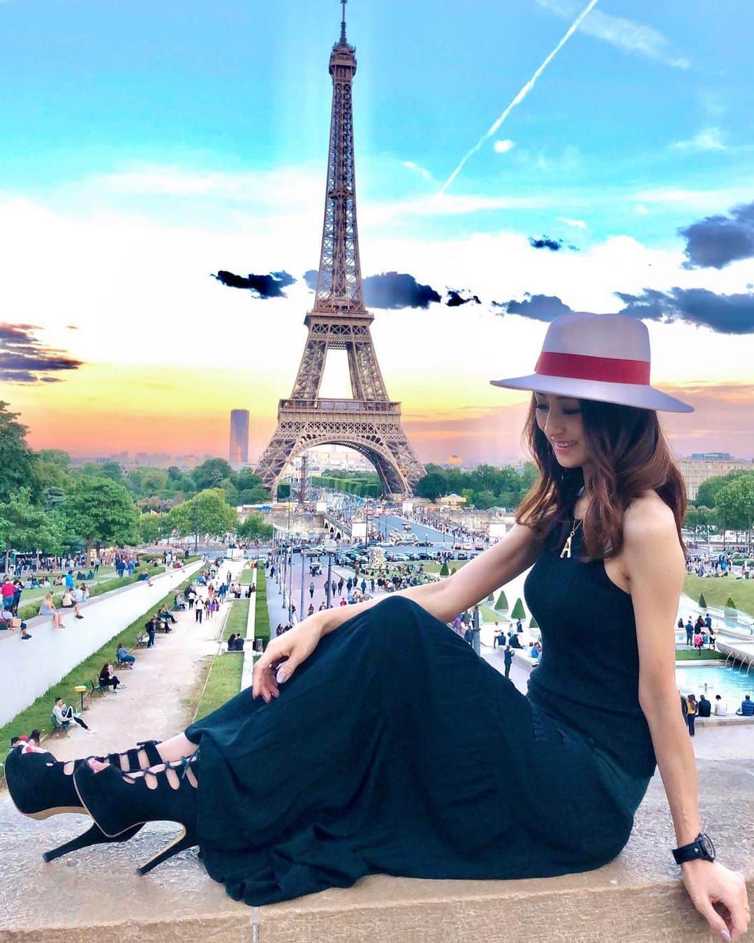 彩耶さんのインスタグラム写真 - (彩耶Instagram)「#PARIS へ行ってきます🇫🇷 ・ ・ パリにあるヨーロッパ最大級の百貨店 ギャラリーラファイエットで開催される " COLLECTION " に2/26出演予定でした。 ・ しかし、新型コロナウィルスの影響により 中止となりました💦 ・ ・ PARISでファッションショー出演だなんて👗👠✨ 夢のようなお話だったんですが … ・ ・ 悲しすぎる😢😢 一日も早く 『 コロナウィルス 』が終息しますように🥺🙏 ・ ・ ・ 生きていたら、本当いろんなことに遭遇するなぁって💦 でもまたそれと同時に、どんなチャンスが巡ってくるか それもわからないですからね😉💕 ・ 迷うことなくそのチャンスを掴めるように、自分自身を、磨いておかなきゃ〜😌✨ ・ 気持ち切り替えて、PARIS でのお仕事頑張ってきます💪 ・ ・ ・ ●6月に引き続き #パリコレ 🇫🇷 パリコレクション のゲストシートに招待して頂きました。 インビテーションを頂き、パリコレ を観覧できるだけでも光栄です✨ 貴重な体験、たくさんしてきたいと思います😌💕 ・ ・ ●そして もう一つ … デザイナー由利圭一郎氏・市場朱実さんとの撮影です📷✨ ・ 世界で活躍中の凄い方達とのお仕事、本当に価値あるもの😌✨ たくさんの刺激を受けて、いろんなもの吸収してきたいと思います。 貴重な経験、価値ある時間を過ごす予定です😉💕 ・ ・ ・ それでは、行ってきま〜す✈️ ・ またPARISからレポしますね🇫🇷 ・ ・ お写真は昨年の PARIS エッフェル塔を手の平に乗っけてみた🗼 ・ ・ ▫︎▫︎▫︎▫︎▫︎▫︎▫︎▫︎▫︎▫︎▫︎▫︎▫︎▫︎▫︎▫︎▫︎▫︎▫︎▫︎▫︎▫︎▫︎▫︎▫︎▫︎▫︎▫︎▫︎▫︎▫︎▫︎▫︎▫︎▫︎ ・ #パリ#paris #ファッションショー #コレクション #コロナウィルス #パリコレクション #pariscollection #parisfashionweek #france #フランス  #時差8時間 #latoureiffel #エッフェル塔 #travel  #感謝 #撮影 #shooting #モデル #model #神戸 #kobe #インフルエンサー #フォロー #followme #フォローミー #旅行好きな人と繋がりたい」2月24日 9時27分 - 3aya11