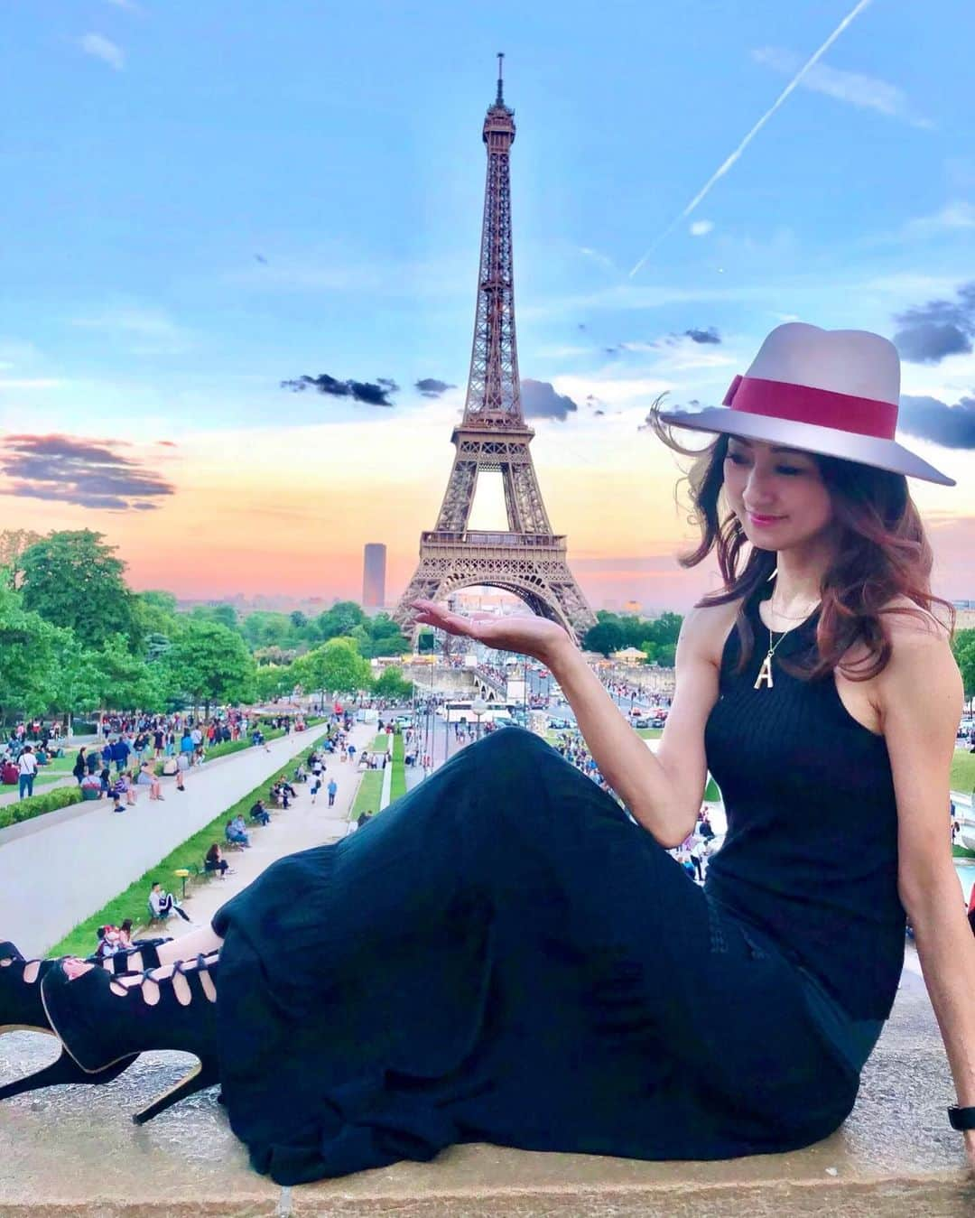 彩耶さんのインスタグラム写真 - (彩耶Instagram)「#PARIS へ行ってきます🇫🇷 ・ ・ パリにあるヨーロッパ最大級の百貨店 ギャラリーラファイエットで開催される " COLLECTION " に2/26出演予定でした。 ・ しかし、新型コロナウィルスの影響により 中止となりました💦 ・ ・ PARISでファッションショー出演だなんて👗👠✨ 夢のようなお話だったんですが … ・ ・ 悲しすぎる😢😢 一日も早く 『 コロナウィルス 』が終息しますように🥺🙏 ・ ・ ・ 生きていたら、本当いろんなことに遭遇するなぁって💦 でもまたそれと同時に、どんなチャンスが巡ってくるか それもわからないですからね😉💕 ・ 迷うことなくそのチャンスを掴めるように、自分自身を、磨いておかなきゃ〜😌✨ ・ 気持ち切り替えて、PARIS でのお仕事頑張ってきます💪 ・ ・ ・ ●6月に引き続き #パリコレ 🇫🇷 パリコレクション のゲストシートに招待して頂きました。 インビテーションを頂き、パリコレ を観覧できるだけでも光栄です✨ 貴重な体験、たくさんしてきたいと思います😌💕 ・ ・ ●そして もう一つ … デザイナー由利圭一郎氏・市場朱実さんとの撮影です📷✨ ・ 世界で活躍中の凄い方達とのお仕事、本当に価値あるもの😌✨ たくさんの刺激を受けて、いろんなもの吸収してきたいと思います。 貴重な経験、価値ある時間を過ごす予定です😉💕 ・ ・ ・ それでは、行ってきま〜す✈️ ・ またPARISからレポしますね🇫🇷 ・ ・ お写真は昨年の PARIS エッフェル塔を手の平に乗っけてみた🗼 ・ ・ ▫︎▫︎▫︎▫︎▫︎▫︎▫︎▫︎▫︎▫︎▫︎▫︎▫︎▫︎▫︎▫︎▫︎▫︎▫︎▫︎▫︎▫︎▫︎▫︎▫︎▫︎▫︎▫︎▫︎▫︎▫︎▫︎▫︎▫︎▫︎ ・ #パリ#paris #ファッションショー #コレクション #コロナウィルス #パリコレクション #pariscollection #parisfashionweek #france #フランス  #時差8時間 #latoureiffel #エッフェル塔 #travel  #感謝 #撮影 #shooting #モデル #model #神戸 #kobe #インフルエンサー #フォロー #followme #フォローミー #旅行好きな人と繋がりたい」2月24日 9時27分 - 3aya11