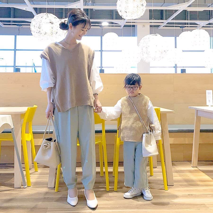 yunomama_takkaのインスタグラム：「ご報告⚠︎🙇‍♀️ いきなりですが、、 今日でインスタを辞めることにしました。 リアルな昔からの友達や親戚。 インスタをきっかけに仲良くさせて貰っているお友達。 お会いしたことないですがコメントのやり取りなどよくして頂いているフォロワーさん。 今までありがとうございました😊✨ インスタを頻繁に載せるようになって5年くらい経ったかと思います。 私もこの5年間にいろんなことがありました。 楽しいことも沢山あったけど、 ゆのが入院したり私が入院したり離婚したり。 そんな辛いときにいつも温かいコメントなどで励まされていました。同じ思いをされてきた方からなどのコメントやアドバイスで病院で泣いたこともありました。 このアカウントを見て親子コーデはじめました！参考にしています！と言ってくださる方もいて私が可愛いなぁ、オシャレだなぁ、って思ってしていることにたいして共感してくれて凄く嬉しかったです。 今仕事も忙しいので、これからは家族との時間を大切に過ごします。 このアカウントのかわりに別のアカウントを作るつもりもないです。 ゆのも私も元気に普通に暮らしているので そのへんは心配しないでくださいね🙇‍♀️ インスタをきっかけにいろんな経験が出来て、 いろんな方と出会うことが出来て PRの仕事などにも関われて 私の人生の中で良い刺激になりました！ 楽しい思い出をありがとうございました🙏 突然ですがインスタグラム卒業します✨」