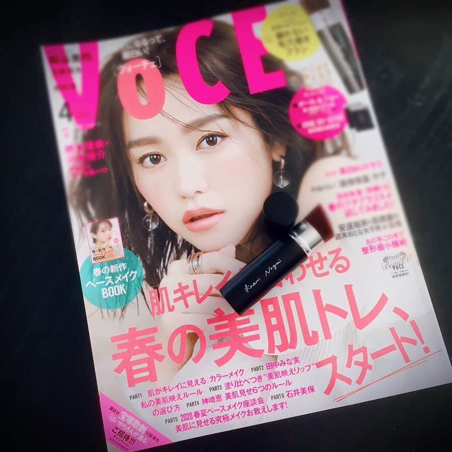 美夢ひまりさんのインスタグラム写真 - (美夢ひまりInstagram)「発売中の @vocemagazine 4月号💄﻿ ﻿ 柚香光ちゃんのお披露目公演になる「 #はいからさんが通る 」の講談社貸切公演の応募券がついています‼️VOCE1冊だけでは応募出来ないようなのですが💦要チェックです🔍﻿ ﻿ VOCEウェブサイトでの連載についても、誌面でご紹介いただいています…✨﻿ ﻿ 今月も読み応えたっぷりだし、付録も豪華👏﻿ あと個人的に毎月楽しみにしている #キスマイ の連載🙈今月は玉森裕太さん‼️(待ってました‼️)﻿ ﻿ 早々に完売してしまうんじゃないかしらと思っています。是非是非ご覧ください❤️﻿ #vocemagazine#vocest#voce#voce4月号#付録#毛穴磨きブラシ#付録#長井かおり　さん#崩れないメイク#毛穴磨き#小じわ埋め#ハイライトタッピング#毛穴レス#美肌#コスメ好き#コスメ好きさんと繋がりたい#美容好き#美容好きな人と繋がりたい#ママコスメ#男の子ママ#双子ママ#3児ママ﻿ @vocemagazine ﻿」2月24日 9時50分 - himari_miyume