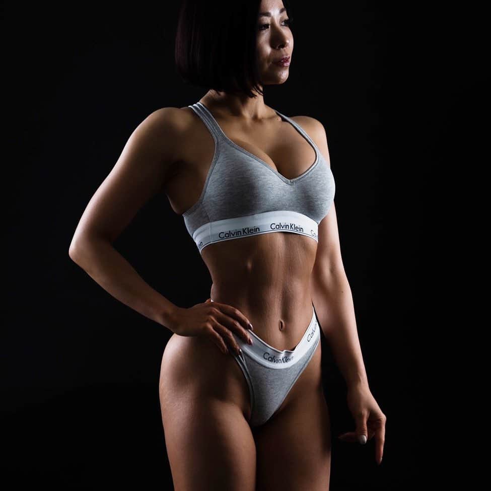 古渡奈々子のインスタグラム：「#mondaymotivation  ストロボの光と影でこんな魅せ方ができるって初めて知った  思ったより筋肉あるように見える カメラマンさんの技術とセンスが素晴らしいよね  #オフボディていうかずっとオフ #ていうか競技でない人からするとオンもオフもない #なのに去年の春夏はデブで大会でないのにオフりすぎてた #さすがにゆるゆるダイエット #競技に出ないから自分の好きなようにトレーニング #なので腹筋もそこそこする #節制する時としない時とメリハリつけて生活をしている #大会のために髪も伸ばさない #服も好きなの着る #その結果こんな感じになった」