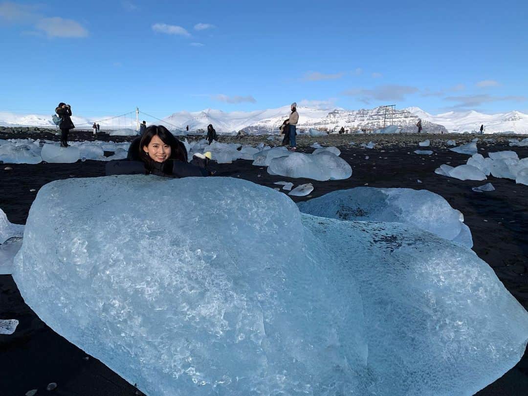 早川茉希さんのインスタグラム写真 - (早川茉希Instagram)「【Diamond Beach💎】 ・ 洞窟のある#ヴァトナヨークトル氷河 の氷は 何百年もの月日を経て形成され、 最後を迎えた氷河が #ヨークルスアゥルロゥン氷河湖 へ流れ込みます🧊  その後、海へと流れ溶けていくのですが、 潮の流れで一部の氷河が打ち上げられます。  それが、この#ダイヤモンドビーチ 💍 💖(pic1〜5)  黒い砂浜に透明度の高い氷河が輝く姿は まさにダイヤモンドのよう🥺💎✨ 海やリゾート地🏝が大好きですが、 こんなビーチは見たことない！ いつまでも眺めていたくなる光景でした✨ 流れていく氷河も青っぽく見えた💎(pic6〜7)  #iceland #diamondbeachiceland #diamondbeach #glacier #icebeach #アイスランド #アイスランド旅行 #世界の絶景 #加工なし写真 #アイスビーチ #タビジョ #tabijyo #tabippo #旅行好きな人と繋がりたい #絶景 #冬の絶景 #氷河 #長い間お疲れ様 #氷河の一生 #写真好き #🌊 #🌅」2月24日 9時53分 - maki_hayakawa