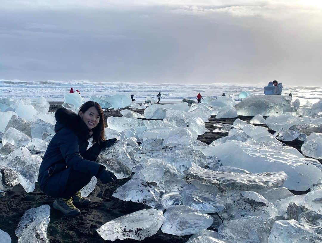 早川茉希さんのインスタグラム写真 - (早川茉希Instagram)「【Diamond Beach💎】 ・ 洞窟のある#ヴァトナヨークトル氷河 の氷は 何百年もの月日を経て形成され、 最後を迎えた氷河が #ヨークルスアゥルロゥン氷河湖 へ流れ込みます🧊  その後、海へと流れ溶けていくのですが、 潮の流れで一部の氷河が打ち上げられます。  それが、この#ダイヤモンドビーチ 💍 💖(pic1〜5)  黒い砂浜に透明度の高い氷河が輝く姿は まさにダイヤモンドのよう🥺💎✨ 海やリゾート地🏝が大好きですが、 こんなビーチは見たことない！ いつまでも眺めていたくなる光景でした✨ 流れていく氷河も青っぽく見えた💎(pic6〜7)  #iceland #diamondbeachiceland #diamondbeach #glacier #icebeach #アイスランド #アイスランド旅行 #世界の絶景 #加工なし写真 #アイスビーチ #タビジョ #tabijyo #tabippo #旅行好きな人と繋がりたい #絶景 #冬の絶景 #氷河 #長い間お疲れ様 #氷河の一生 #写真好き #🌊 #🌅」2月24日 9時53分 - maki_hayakawa