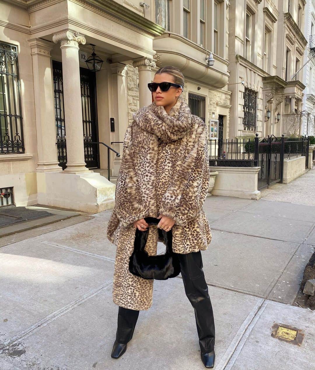 ソフィア・リッチーのインスタグラム：「I love any reason to be this dramatic🥶」