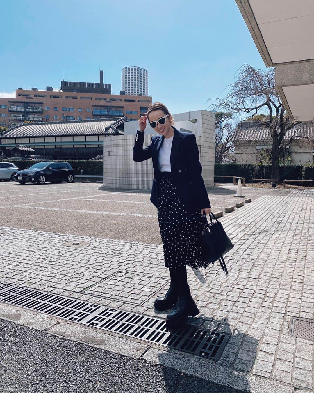 のインスタグラム：「昨日はこんな格好をしていました🍙 ボトムにパンツを合わせようとしたら、娘に一緒の色のタイツにして欲しいとリクエストされてスカートに🐼　#weekend #outfit #akiweng #翁安芸 #madisonblue #auralee #selfportrait #prada #hermes #sunday」