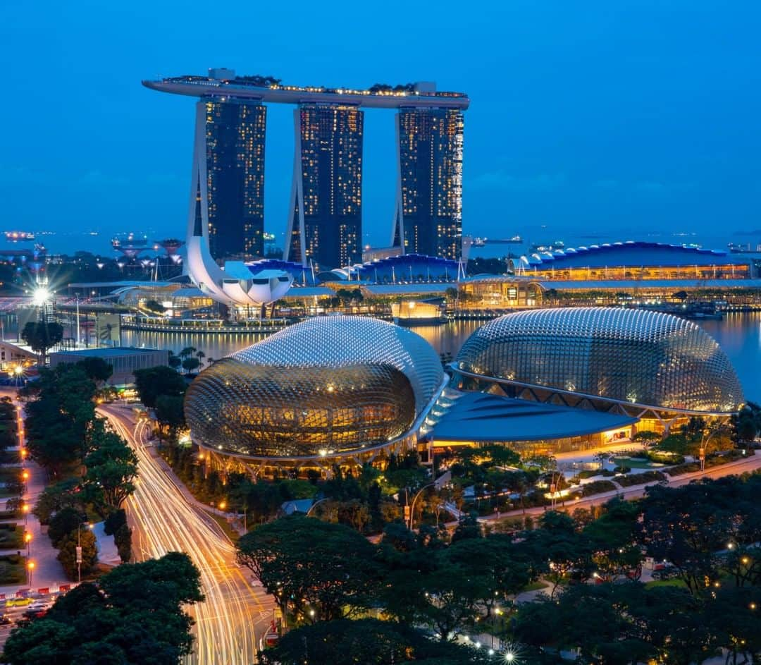 National Geographic Travelさんのインスタグラム写真 - (National Geographic TravelInstagram)「Photo by Michael Yamashita @yamashitaphoto | A view of Singapore’s evening skyline, with Esplanade – Theaters on the Bay in the foreground and the towers of the Marina Bay Sands resort in the background. #esplanadesingapore #marinabaysands #marinabay #singaporecity」2月24日 10時05分 - natgeotravel