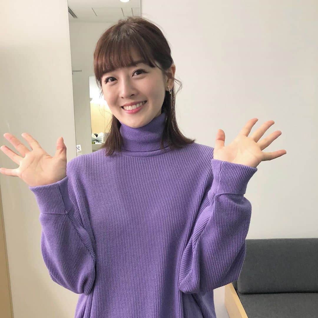 中村秀香のインスタグラム：「今朝は #すまたん  振替休日ということで、 イレギュラー放送でした🌟 .  いつもダジャレのネタが思いつかず、苦労している私に、 立田アナからダジャレのプレゼント🎁✨笑 .  人の作品を代わりにお伝えするのは、緊張します。笑 私が言うと絶対にすべるので…笑😭🍂 .  #振替休日 #吉田奈央 アナ #立田恭三 アナ #丸田絵理子 さん #中村秀香 #だじゃれひでーかどーか  #花粉 #だっふんだ」