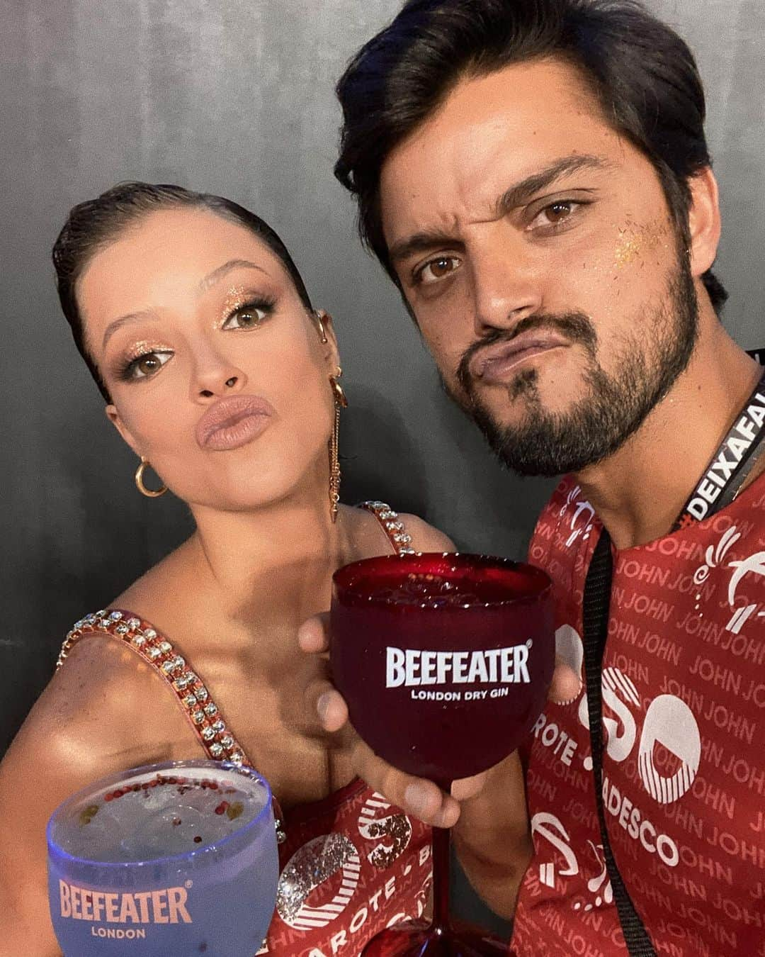 アガサ・モレイラさんのインスタグラム写真 - (アガサ・モレイラInstagram)「Eu, meu amor e @beefeaterbrasil no @nossocamarote 😍 Mais perfeito que isso não dá pra ficar! Eu adoro combinar gin com essa folia, sem dúvidas, é a minha bebida preferida! ✨ Bora Sapucaí que a noite tá só começando! #bebacommoderação #ad」2月24日 10時13分 - agathaamoreiraa