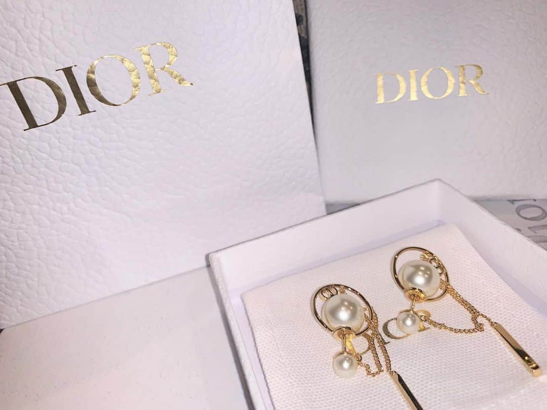 のインスタグラム：「. 最近買ってもらったピアス🥰🌈✨ ありがとう✨✨ 大事に付けます❤️ #dior #diormakeup #diorearrings #chanel #chanelmakeup #chanelearrings #earrings #ディオール #ディオールコスメ #ディオールピアス #シャネル #シャネルピアス #ピアス #表参道 #銀座 #新宿」