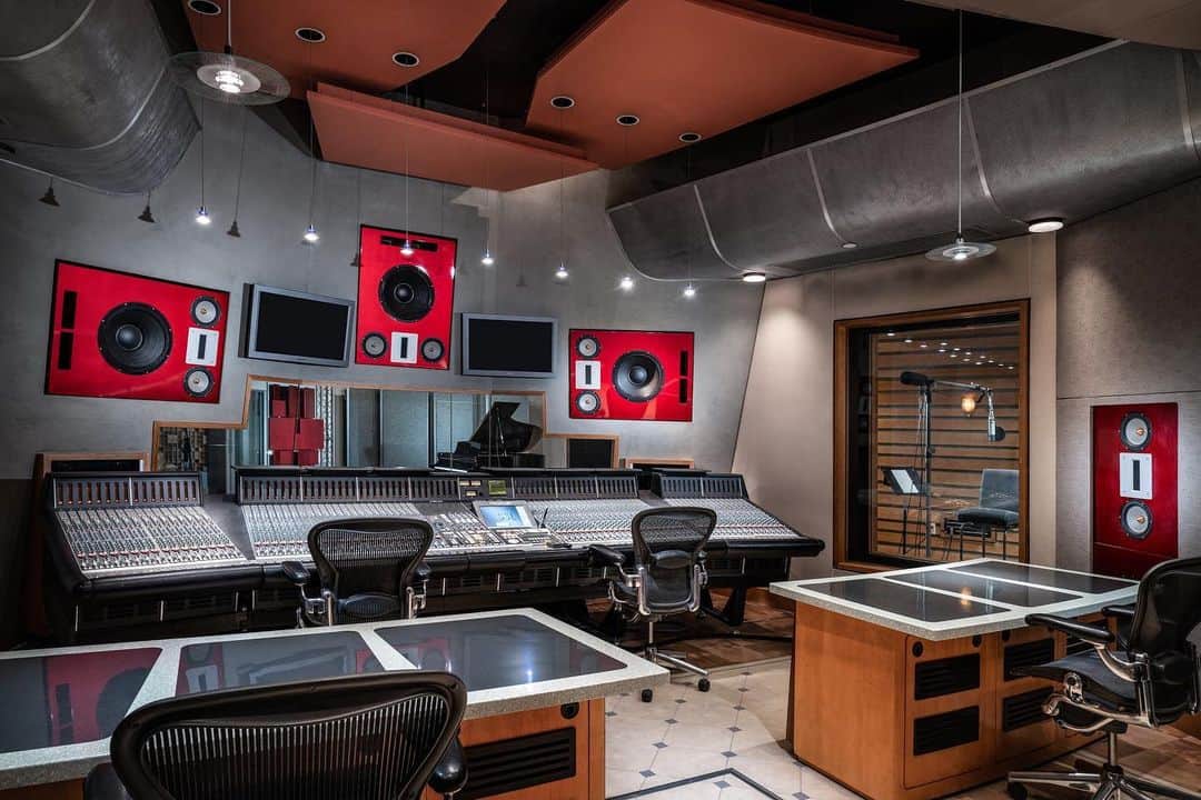 Palms Casino Resortのインスタグラム：「4 Grammy's, 12 platinum records and 30 million copies sold—our studio experience and state-of-the-art equipment has helped some of music's biggest names realize their vision. @studioatthepalms」