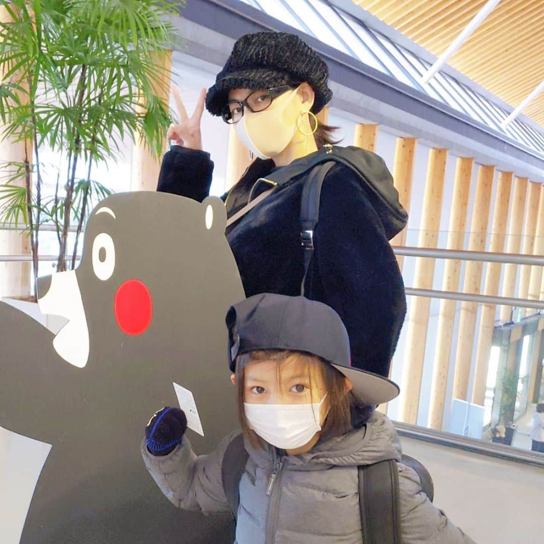 真山景子のインスタグラム：「私も遅れて合流！！ くまモンととりあえず撮ってみた🐻コロナウイルス対策に小さな容器にアルコール度数70％の除菌スプレーをこまめに手につける。洗面所では手洗いうがいをする。。。子供にもスプレーとマスク。とにかく一番は家に帰っても手洗いうがい←正しいうがいの仕方を検索してみてね　それをして過ごすことしかできないけれど。。早く世界中が安心できる日を心からお祈りします。🙏🙏🙏🙏🙏🙏」