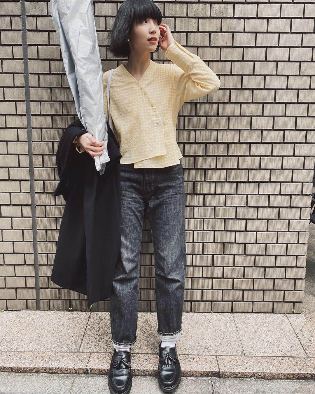 小谷実由さんのインスタグラム写真 - (小谷実由Instagram)「デニムの折り返し幅が違うまま一日を無事に過ごしました。(この写真ではもちろん気付いてないので清々しい顔をしてるのがじわじわくる)春です。ずっと届くの楽しみにしていたsusuriのトップス。黄色のチェック一生着たい。 tops🌼 @susuri2 . denim🌼 @shinzone_official . shoes🌼 @drmartens_japan . #おみゆ箪笥」2月24日 10時37分 - omiyuno