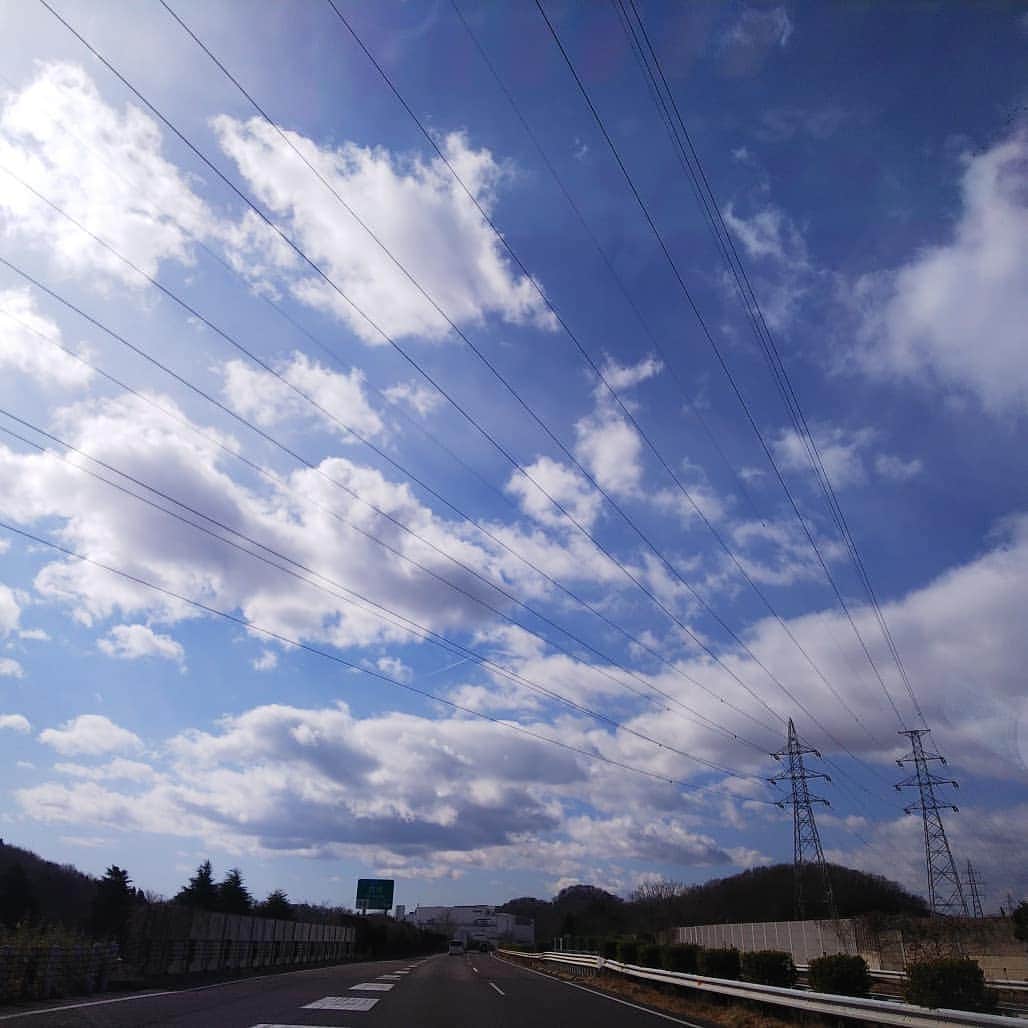 みながわゆみさんのインスタグラム写真 - (みながわゆみInstagram)「#いまそら #イマソラ #青空 #くも #雲 #おでかけ #福島県 #白河 #高速道路 #晴れてきました」2月24日 10時52分 - nama.09.19