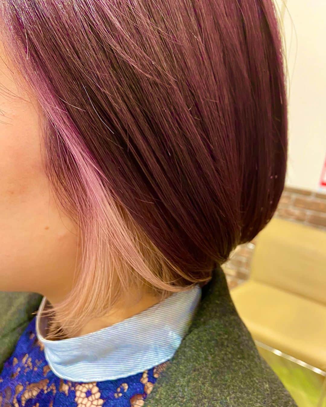 下平夏奈さんのインスタグラム写真 - (下平夏奈Instagram)「最近のヘアカラーお気に入りは ピンク！！！ インナーカラーもやってもらったよ♩  ピンクって色が落ちる段階までも 楽しめるからめっちゃ良いし、 #ケアブリーチ のおかげで 髪の毛も痛んでない！！！ : 今回も東中野にある" flow "の店長✨ @flow.takuma さんに 素敵に仕上げていただきました〜♩ : こないだお話をしていて 初めて知ったのが アジアのコンテストで 第2位を受賞された実績がある方だそう✨凄すぎる‼︎ : そして、いつも こんな感じのヘアスタイルにしたい！ という要望に しっかり答えてくださり、 本当に有難いです☆ : とても面白くて、素敵な方なので @flow.takuma のページも ぜひチェックしてみてください♩ : : #ヘアカラー #サロンモデル #ボブヘアー #ボブ #ヘアアレンジ  #ケアブリーチ #ブリーチカラー  #ピンクベージュ #ピンク #トリートメント  #ファッション #ニット #シャンプー #さらさらヘアー #ボブカット #美髪  #撮影依頼募集中 #フォト #被写体  #ピンクヘアー #春コーデ #春カラー  #hair #cap #denim #code #lunch #spring #springtime #春一番」2月24日 10時54分 - kana0412.sss