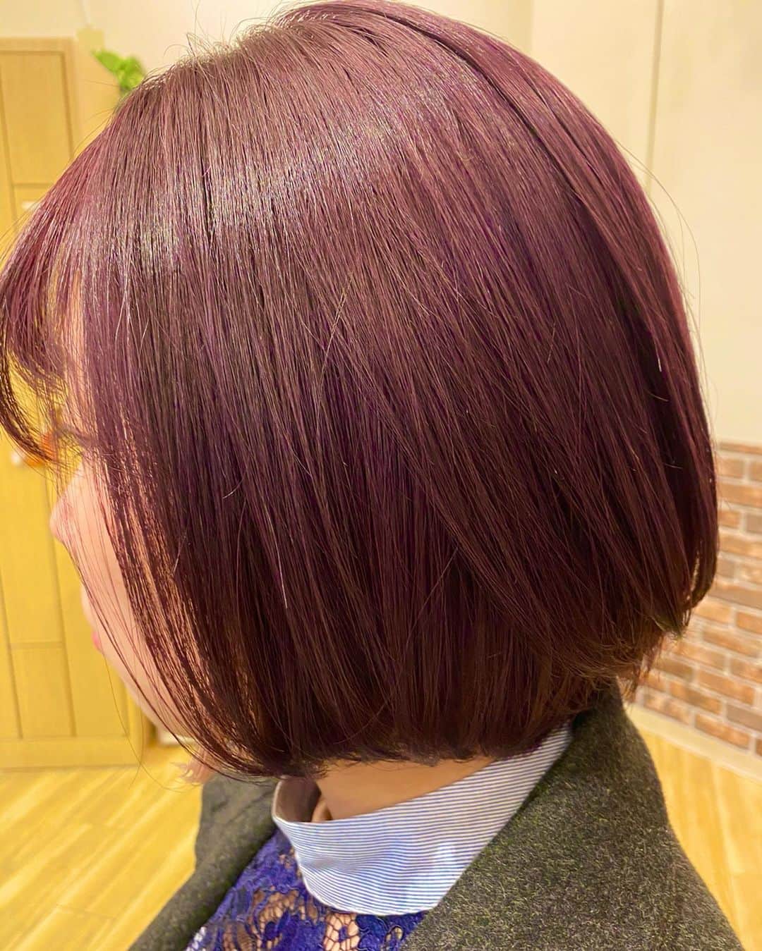 下平夏奈さんのインスタグラム写真 - (下平夏奈Instagram)「最近のヘアカラーお気に入りは ピンク！！！ インナーカラーもやってもらったよ♩  ピンクって色が落ちる段階までも 楽しめるからめっちゃ良いし、 #ケアブリーチ のおかげで 髪の毛も痛んでない！！！ : 今回も東中野にある" flow "の店長✨ @flow.takuma さんに 素敵に仕上げていただきました〜♩ : こないだお話をしていて 初めて知ったのが アジアのコンテストで 第2位を受賞された実績がある方だそう✨凄すぎる‼︎ : そして、いつも こんな感じのヘアスタイルにしたい！ という要望に しっかり答えてくださり、 本当に有難いです☆ : とても面白くて、素敵な方なので @flow.takuma のページも ぜひチェックしてみてください♩ : : #ヘアカラー #サロンモデル #ボブヘアー #ボブ #ヘアアレンジ  #ケアブリーチ #ブリーチカラー  #ピンクベージュ #ピンク #トリートメント  #ファッション #ニット #シャンプー #さらさらヘアー #ボブカット #美髪  #撮影依頼募集中 #フォト #被写体  #ピンクヘアー #春コーデ #春カラー  #hair #cap #denim #code #lunch #spring #springtime #春一番」2月24日 10時54分 - kana0412.sss