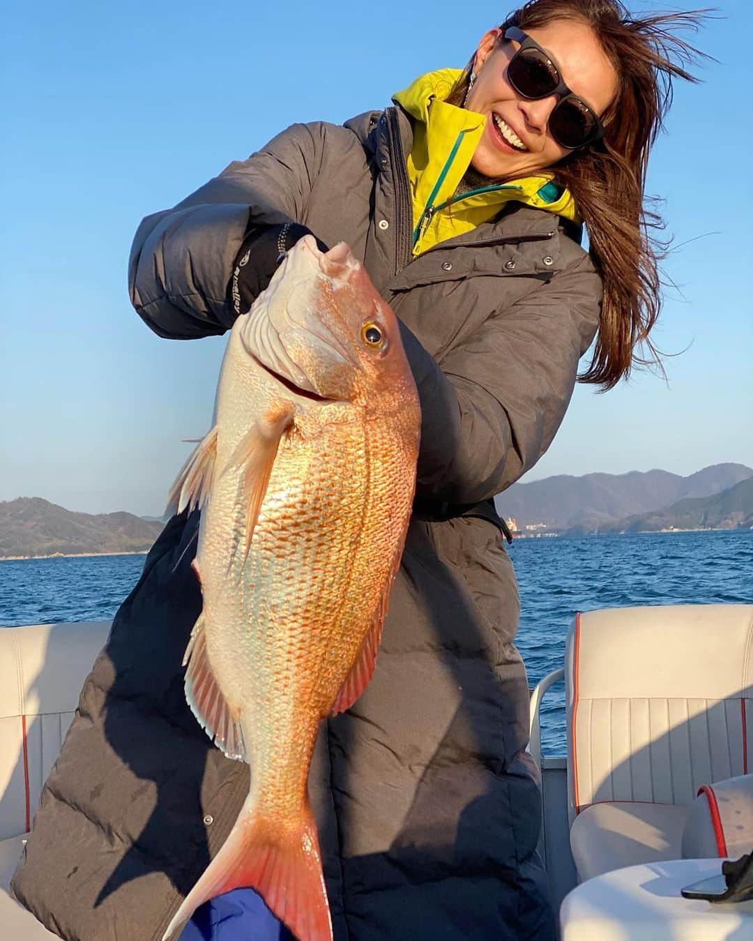 滝沢沙織さんのインスタグラム写真 - (滝沢沙織Instagram)「先日、久しぶりに広島県、瀬戸内海にて、タイラバ釣りをしました🎣✨ 最近あまりタイラバで釣れないよぉ〜と言われていましたが、 1匹だけ60㎝釣り上げました‼️✨ この日は、風がすごく強くて、やっぱりダメか〜 なんて言ってたら、最初にヒットしたのは、石（笑） 上がってきたとき、色がコウイカか⁉️と思い、 いや💦イカじゃない、牡蠣⁉️と、騒いでいたら、なんや石（笑） 笑っちゃいますよね（笑） 最後の最後で帰ろうと思ったタイミングで、大きな真鯛ちゃんがヒットして、本当に嬉しかったぁ〜❤️🎣 しかも、もしかしたら60㎝の真鯛は初かも⁉️（笑） とにかく、友達と行った旅行なので、夕ご飯の食材GETできて良かったぁ〜🐟✨ またお食事はどんな感じに変身したかは、次にアップしますね💕✨ #滝沢沙織 #広島県 #瀬戸内海 #強風 #タイラバ #石釣れちゃいました（笑） #最後の最後に #感動 #真鯛 #しっかりヒット #60㎝ #最高 #fishing#fish#fishinglife#釣り#魚#釣り女優#滝沢釣り道#釣り女子#釣り好き」2月24日 10時57分 - saori_takizawa.official