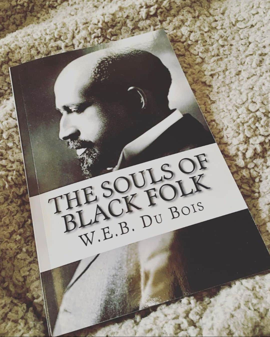 アリシア・キーズさんのインスタグラム写真 - (アリシア・キーズInstagram)「What are y’all reading? My list is overflowing! It’s also the magnificent W.E.B DuBois birthday today!!! 👑 👑 The Souls of Black Folk is one of my all time favs 📚 📖 📚」2月24日 10時58分 - aliciakeys