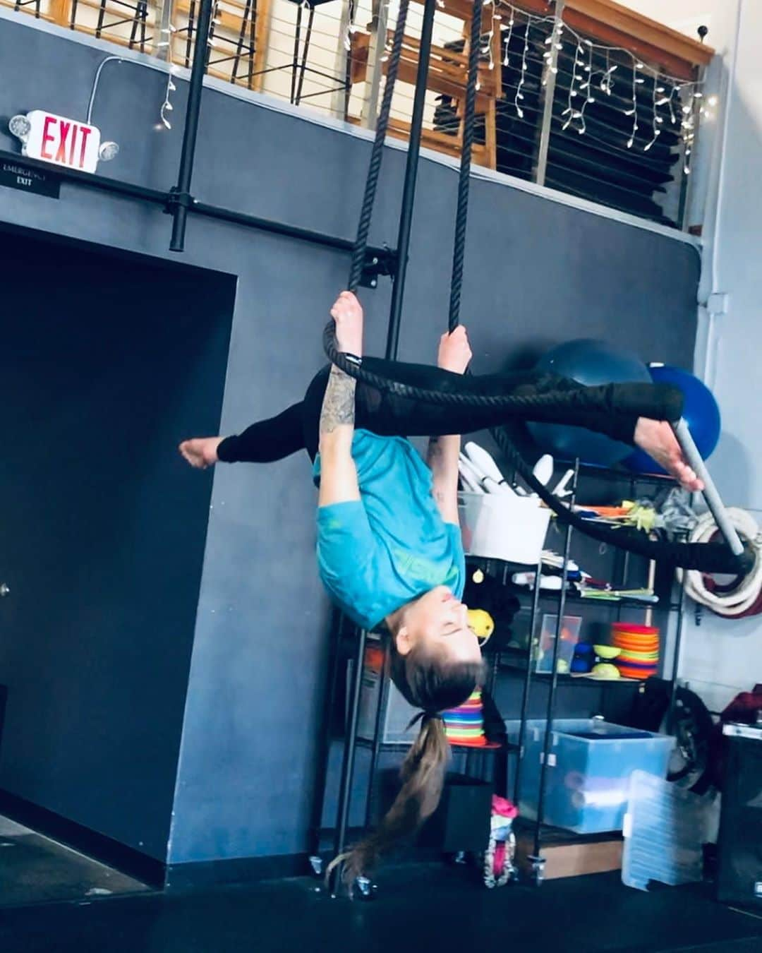 モルガーナ・ギマッキのインスタグラム：「🎪 . .  #circus #training #me #art #circusarts #trapeze #sundayfunday #love #lifestyle #life #flex #flexibility #smile #happy #girl #power #stretching #portland #oregon #fashion #picoftheday #instagood #instagram #god #grateful #beautiful #faith」