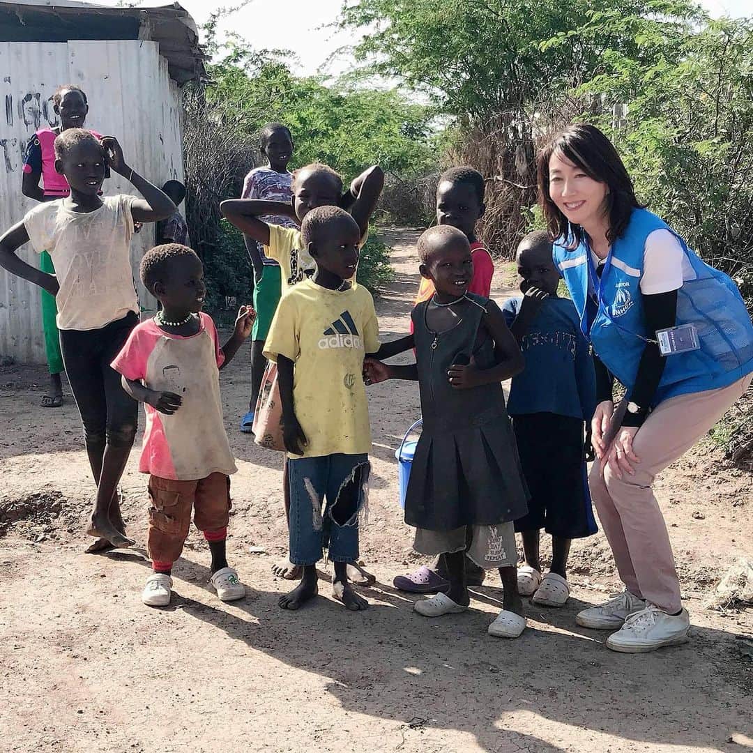 長野智子さんのインスタグラム写真 - (長野智子Instagram)「初めてのアフリカ大陸。素敵な出会いがたくさんありました。  ケニアのカクマ難民キャンプは、気候、食糧含めとても厳しい環境です。さらなる支援の必要性を痛感するとともに、子どもたちの可愛らしさ、明るさにこちらが励まされる思いでした。  #突然の日本人を笑顔で迎えてくれた子供たち #マラソンランナーの聖地イテンの入口 #どこまでも広大なアフリカの大地 #アフリカ　#ケニア　#カクマ　#難民キャンプ　#国連unhcr協会」2月24日 11時14分 - naganotomoko