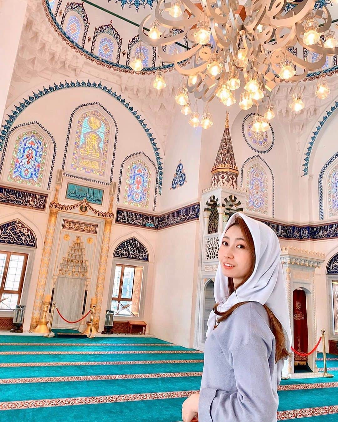 尾崎ありささんのインスタグラム写真 - (尾崎ありさInstagram)「📍Tokyo Camii﻿ ﻿ 東京にいながら、旅行気分を味わえちゃう♪﻿ 日本最大級のモスクは、見上げるほど天井が高く、ステンドグラスが輝き、タイルの美しさに心を奪われます✨﻿ 宗教施設ですがルールを守れば、一般の方も見学可能で、都心で異文化を体験できる素敵なスポットでした😊 ﻿ ﻿ ﻿  #トーキョーミント #tokyomintoo #ミントアンバサダー  #東京ジャーミイ #異文化体験 #トルコ #トルコ文化センター #代々木 #モスク #mosque #代々木上原 #写真好きな人と繋がりたい #写真撮ってる人と繋がりたい #trip #travel #tokyo #turkey #東カレ倶楽部 #🇯🇵 #🇹🇷」2月24日 11時14分 - also1219