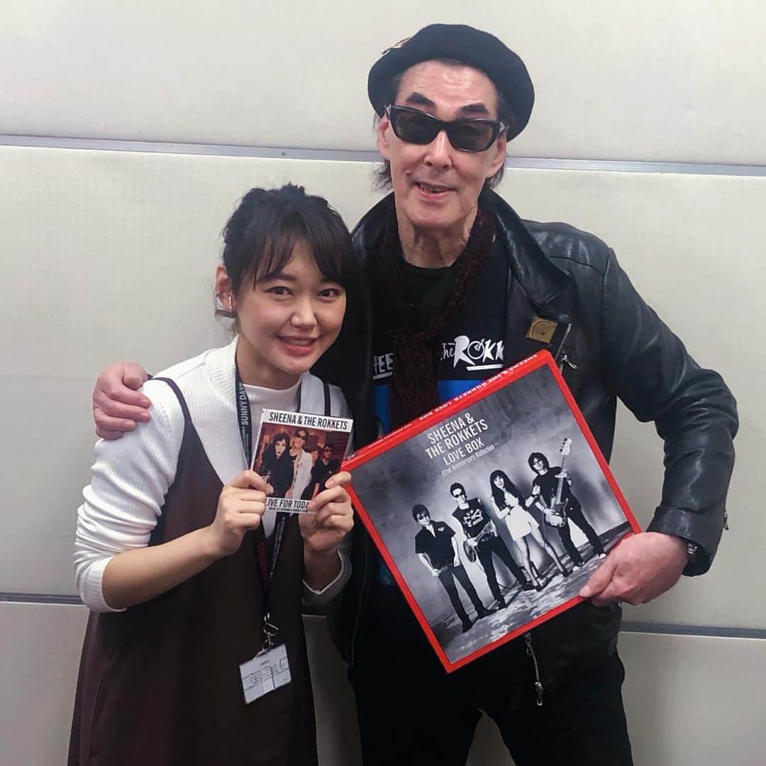 のインスタグラム：「なんと！鮎川さんがスタジオに！🥺New アルバム 『LIVE FOR TODAY！』を番組に届けてくださいました！！ シナロケが影響うけた楽曲のカバー、シーナさんのラストレコーディング音源などなど最高の一枚です！！！！ かっこよかったなぁ、 そして優しい…😭 ロックで最高に楽しい時間でした^_^ ありがとうございました！  #シーナアンドロケッツ  #シナロケ #鮎川誠 さん #KBCラジオ」
