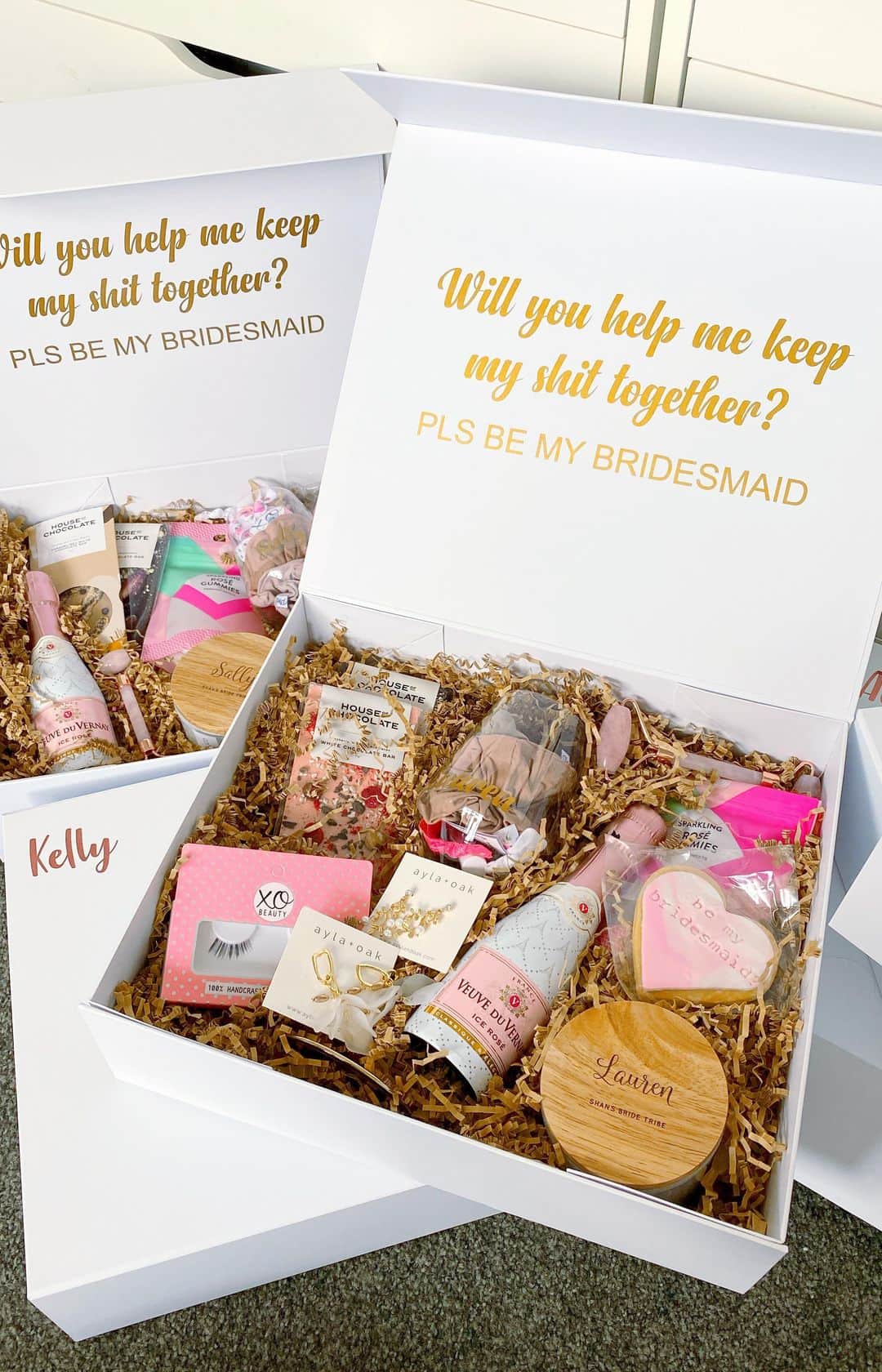 Shannonのインスタグラム：「so I finally 'proposed' to my bridesmaids, i'm just under a year away from tying the knot YAY! 💍 I wanted a cute gift idea to really surprise my besties and I think it was a success! 💜 I was going to upload this to my YouTube channel but idk if its too boring lol 🤷 this is the perfect inspo for birthdays, anniversaries, christmas, whatever! 💕 also good for the morning of your wedding! 😊 I hope you enjoy watching how I put these together! xoxo ~ 💎 BOXES https://www.packagingproducts.co.nz/ 💎 CUSTOM DECALS @lively_and_co 💎 WINE @thegoodwineco 💎 WINE GLASSES @stevens_nz 💎 ROSE GUMMIES @smithandcaugheys 💎 FACIAL ROLLER @onceit 💎 KETO CHOCOLATE @vitawerx 💎 FANCY CHOCOLATE @houseofchocolatenz 💎 COOKIES @hello_and_cookie 💎 EARRINGS @aylaandoak 💎 CANDLES @vixenandco [code ‘shaaan10’] 💎 SHREDDED PAPER @trademe_nz 💎 CARDS @typoshop 💎 LASHES @xobeautyshop 💎 SCRUNCHIES @paganmarienz 💎 HAIR TIES @xobeautyshop 💎 LIP BALM @xobeautyshop ~ Song: Let's Get Married - @YellowClaw」