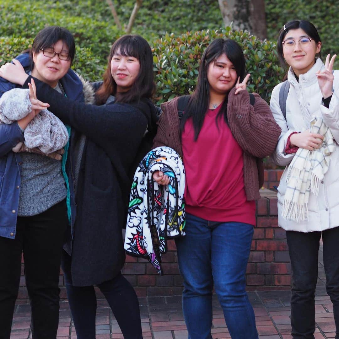 のインスタグラム：「福岡女子短期大学です。 先月、図書館前にて撮影した 写真をご紹介します🎀 . この投稿をご覧になって「いいね👍」「役に立った」と思われた方は、 @fukuoka_wjc をフォローをお願いします🥺 . ========[ お知らせ ]======== 福岡女子短期大学の資料（2020大学案内📕学生募集要項）を無料送付中です。本学ホームページ📲からお気軽に申し込みください🌟 ========================= . 子ども学科/健康栄養学科 音楽科/文化教養学科 . 福岡女子短期大学 住所：‪‪‪‪福岡県太宰府市五条四丁目16番‬1号‬‬‬ tel：‪‪‪092-922-4034‬‬‬（代表） . #福岡女子短期大学　#福女短　#放課後　#福女短スナップ  #何気ない瞬間を残したい #スナップ #スナップ写真 #ストリートスナップ #その瞬間に物語を #幸せな瞬間をもっと世界に  #ファインダー越しの私の世界 #大学生コーデ #キリトリセカイ #デジタルでフィルムを再現したい #きょコ #コーデ記録　#冬コーデ　#お洒落さんと繋がりたい #冬コーディネート」
